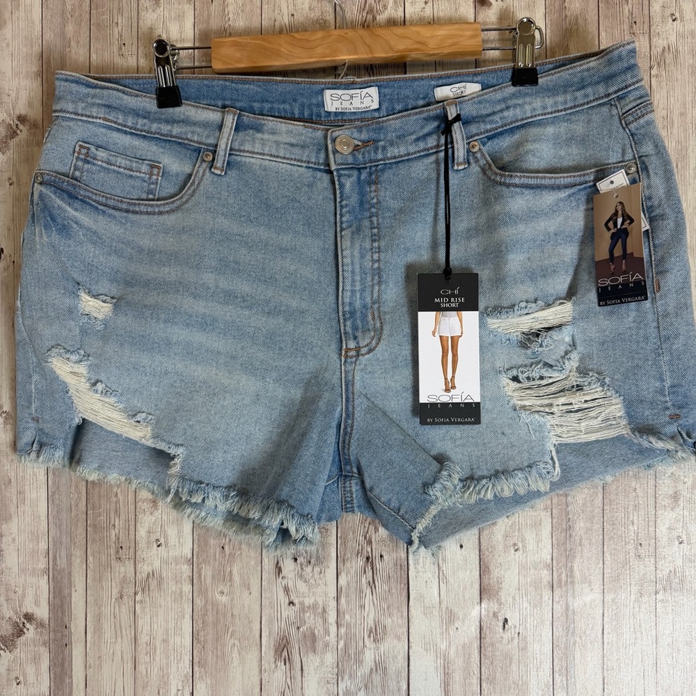 NWT Sofia Jeans by Sofia Vergara Chi Midrise Distressed Jean Shorts